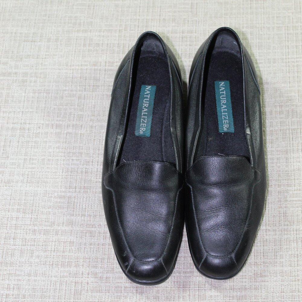 Naturalizer Size 8 Black Loafers Size: 8N